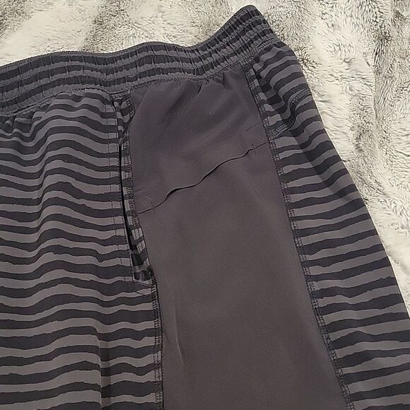 Lululemon T.H.E. Short 11” Linerless Black Gray Stripe Mens, Size L - Picture 3 of 12